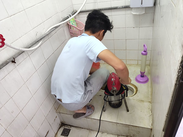 城厢管道堵塞冒臭气 专业师傅现场解决问题