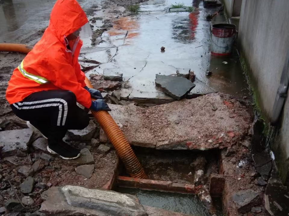 城厢专业清理污水池 炜誉市政以规范流程守护城市 “肠道”