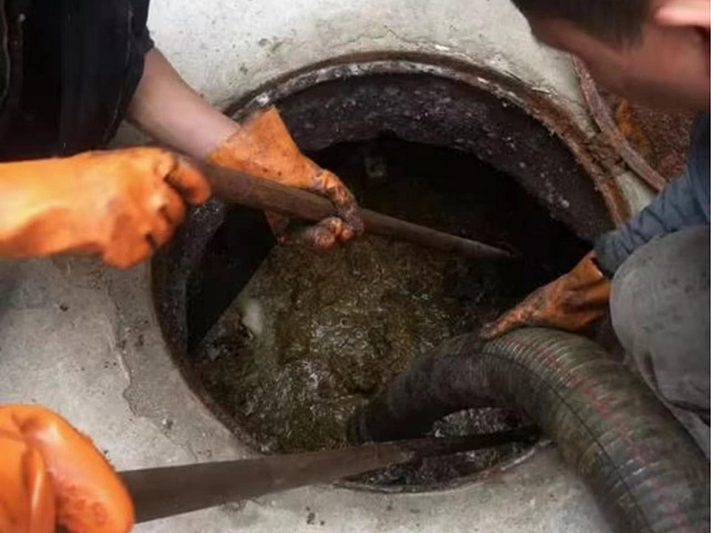 城厢清理化粪池时如何避免沼气的危害？